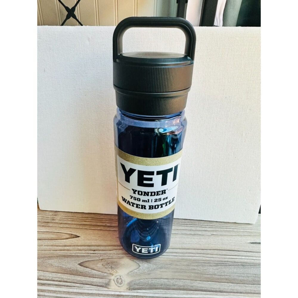 YETI Yonder 750 ml (25 oz) Water Bottle in Navy